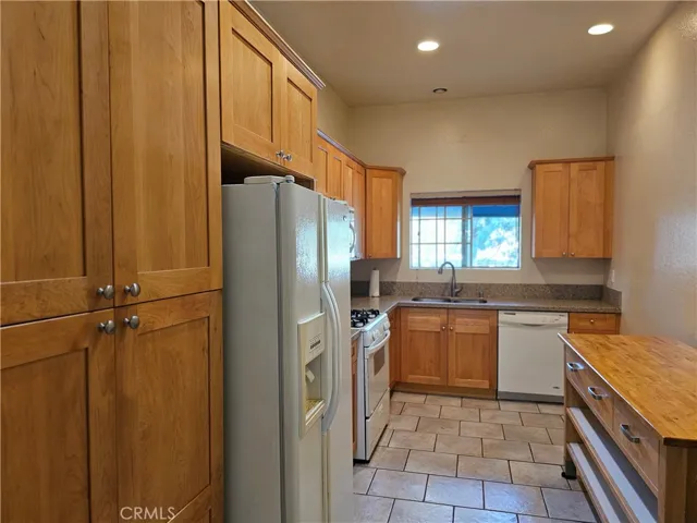Spaciious and open kitchen floor plan with plenty of storage.