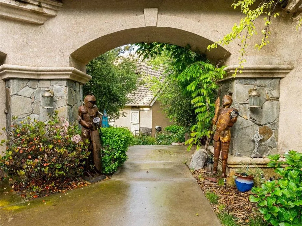 39455 Avenida La Cresta, Murrieta, California 92562 home-pic-3