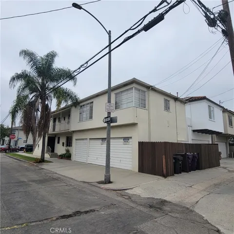 3 single car garages.  That's gold in the Shore!