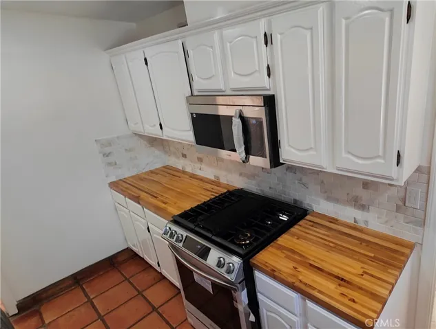 NEW SAMSUNG GAS RANGE AND OVEN WITH AIR-FRYER INSIDE.