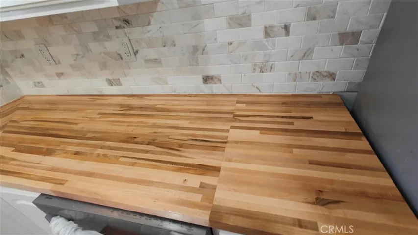 ADDITIONAL VIEW OF THE BACKSPLASH