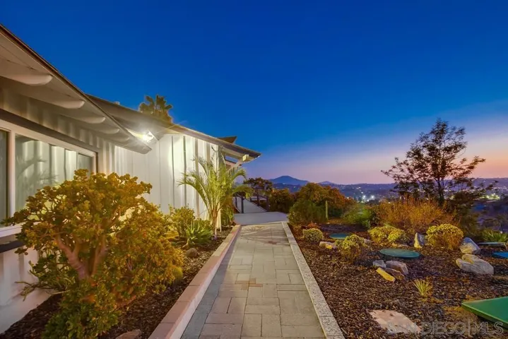 1990 Longs Hill Road, El Cajon, California 92021