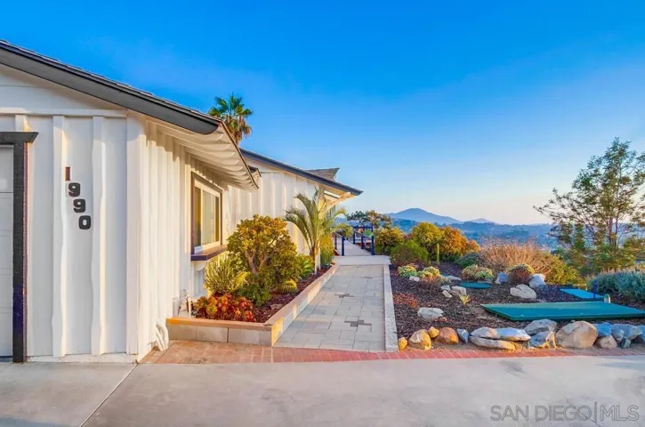 1990 Longs Hill Road, El Cajon, California 92021
