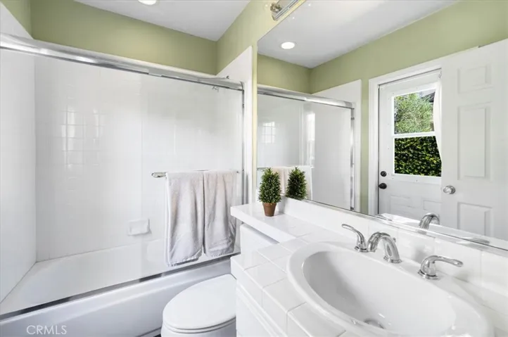 Main level ensuite bathroom