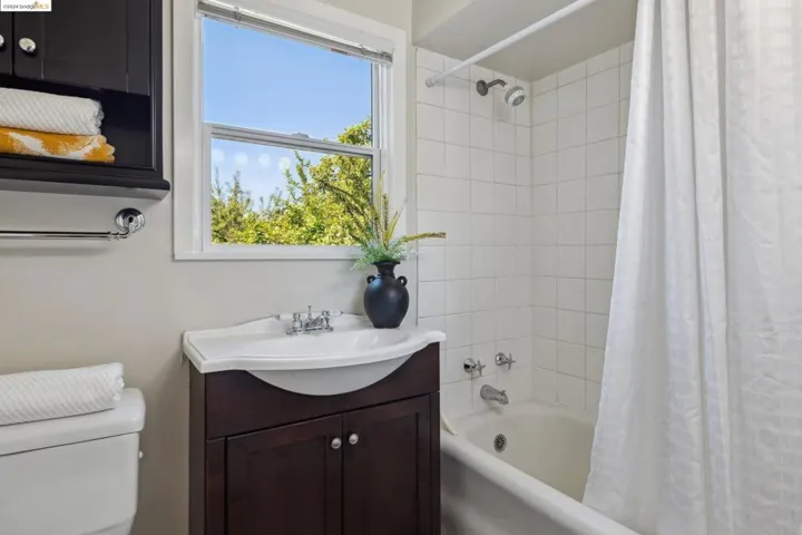 300 Harlan St, San Leandro, California 94577-5874
