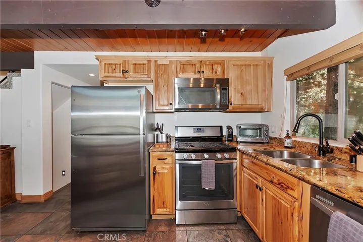 27488 Cedarwood Court, Lake Arrowhead, California 92352