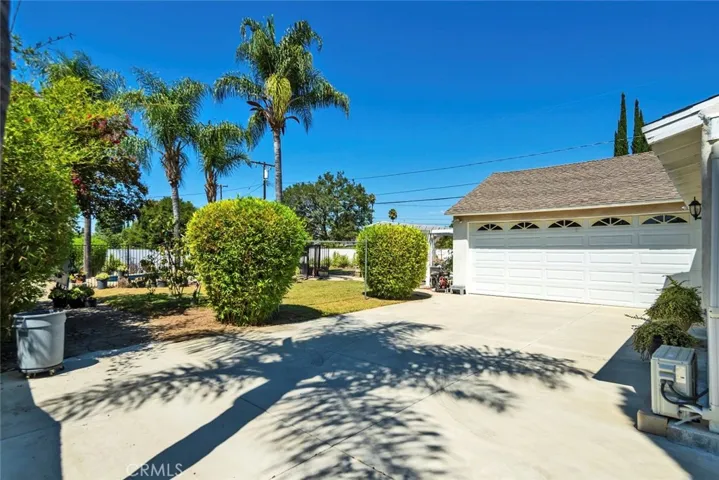 Large Driveway with 2 Car Garage - view 3