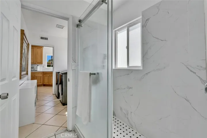1st Bathroom next to the laundry area - view 2