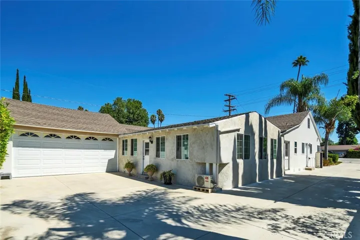 Large Driveway with 2 Car Garage - view 6