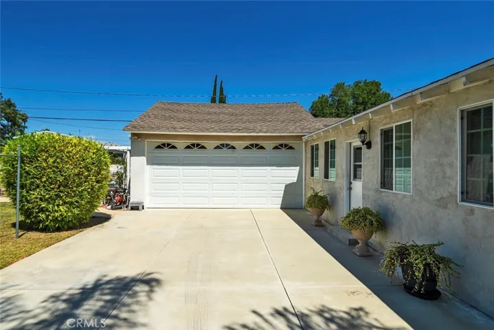 Large Driveway with 2 Car Garage - view 5