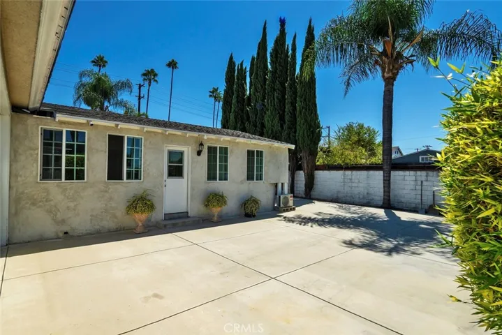 Large driveway - view 8