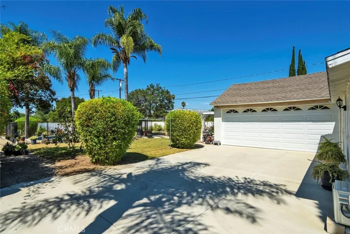 Large Driveway with 2 Car Garage - view 4