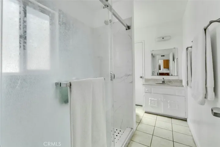1st Bathroom next to the laundry area - view 1