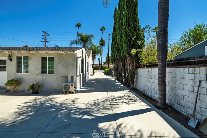 Large driveway - view 7