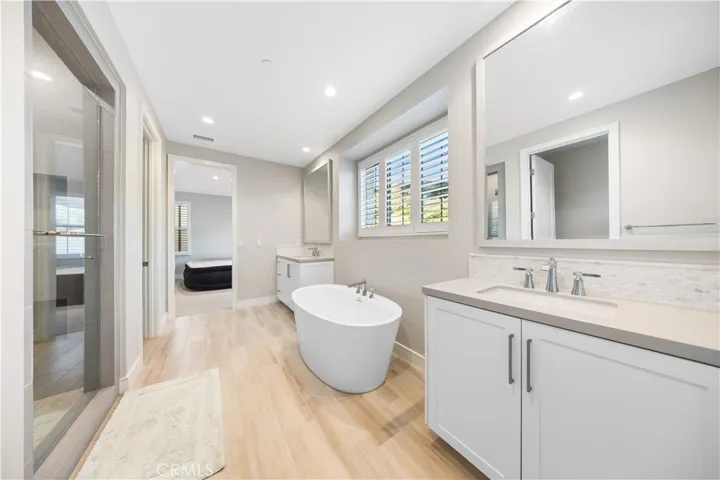 2nd floor main bathroom