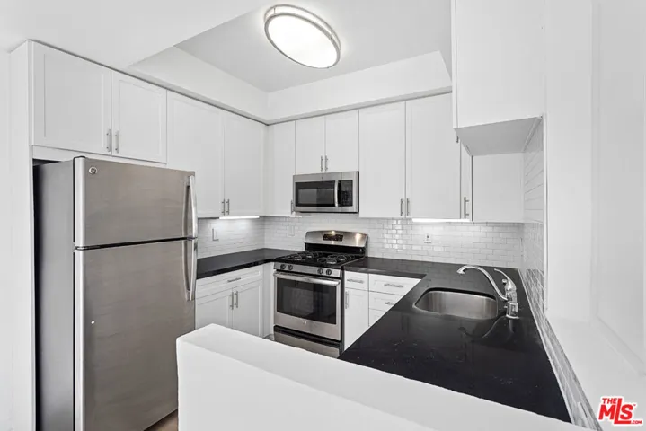 2033 Beloit Avenue 302, Los Angeles, California 90025