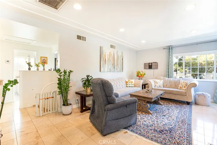 Living area of unit # 812