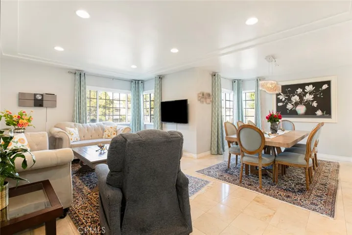 Living area of # 812