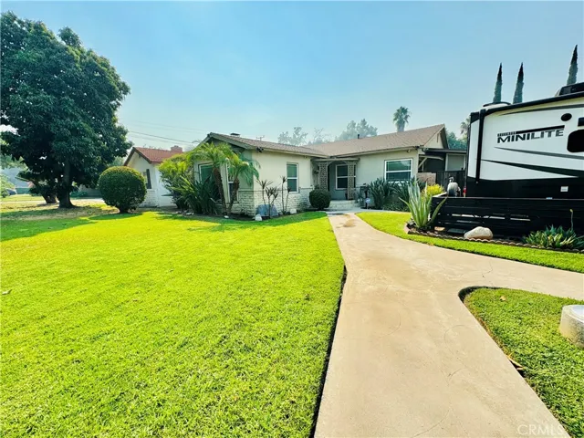 Spacious front yard with plenty of privacy