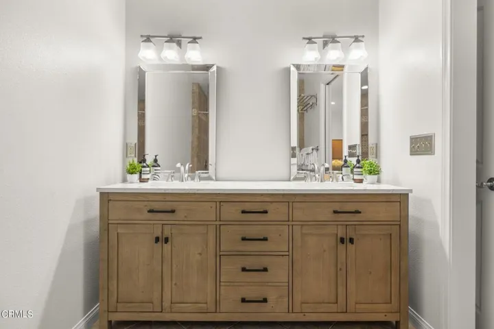 25-web-or-mls-UpmarketMedia-10327Jame-16