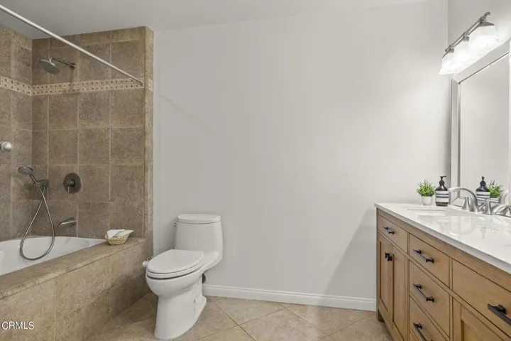 23-web-or-mls-UpmarketMedia-10327Jame-18