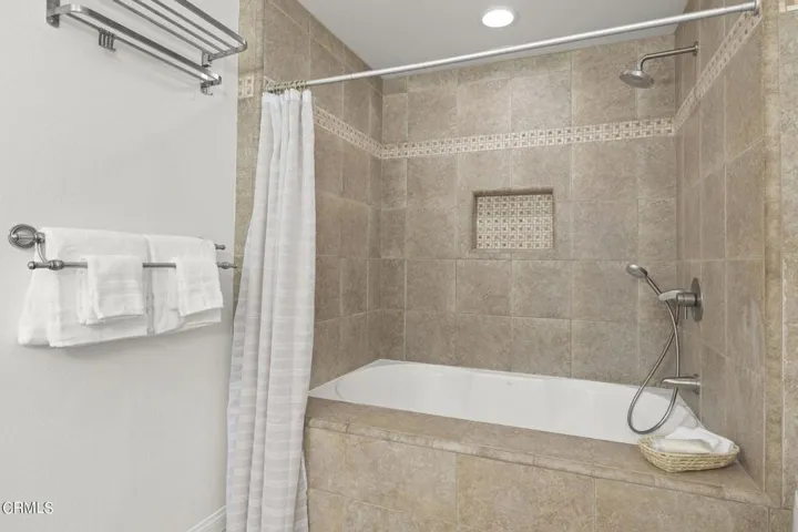 26-web-or-mls-UpmarketMedia-10327Jame-16