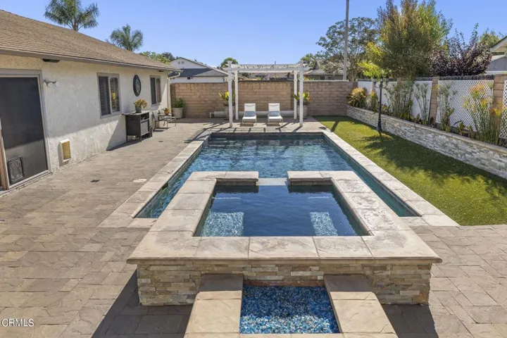 55-web-or-mls-UpmarketMedia-10327Jame-14