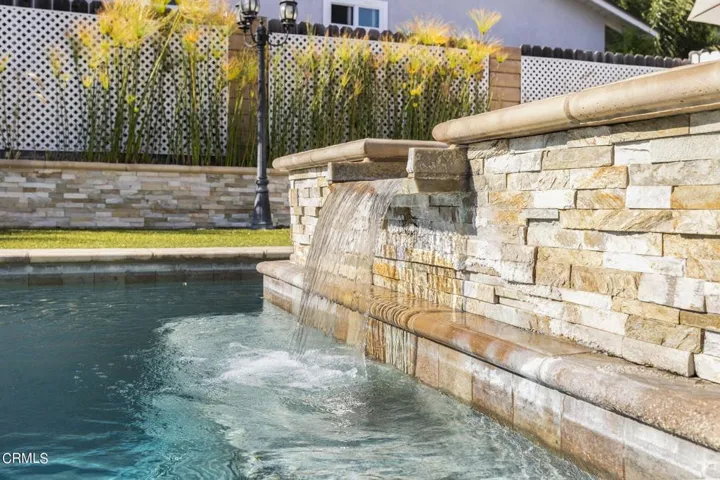 53-web-or-mls-UpmarketMedia-10327Jame-14
