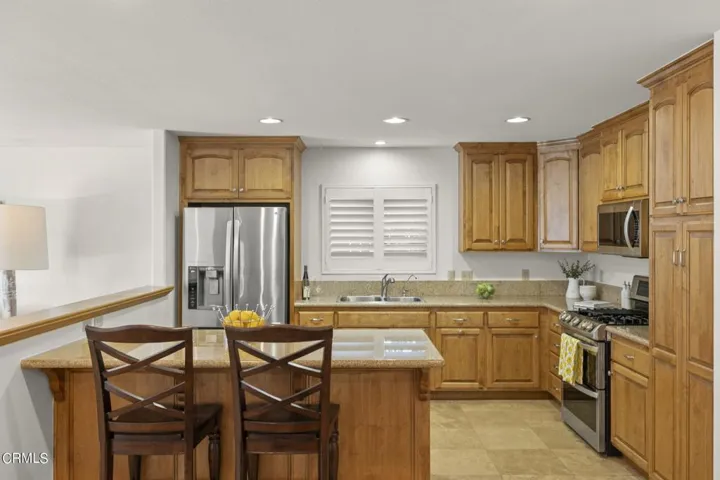 16-web-or-mls-UpmarketMedia-10327Jame-66