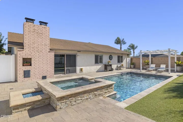 54-web-or-mls-UpmarketMedia-10327Jame-14
