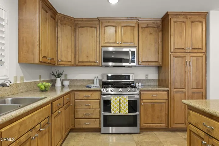 17-web-or-mls-UpmarketMedia-10327Jame-69