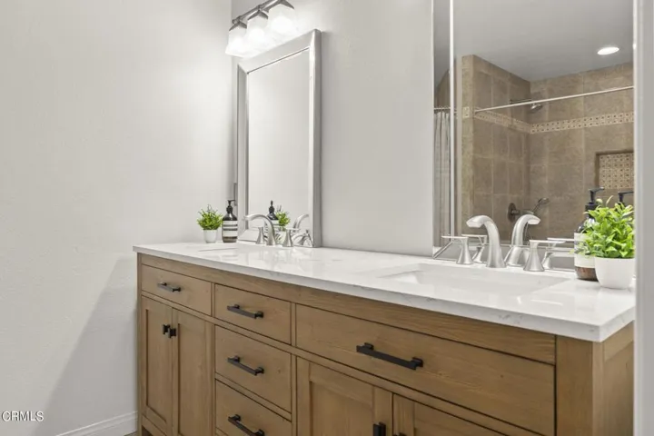 24-web-or-mls-UpmarketMedia-10327Jame-16