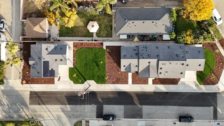10,600 sqft lot with three doors