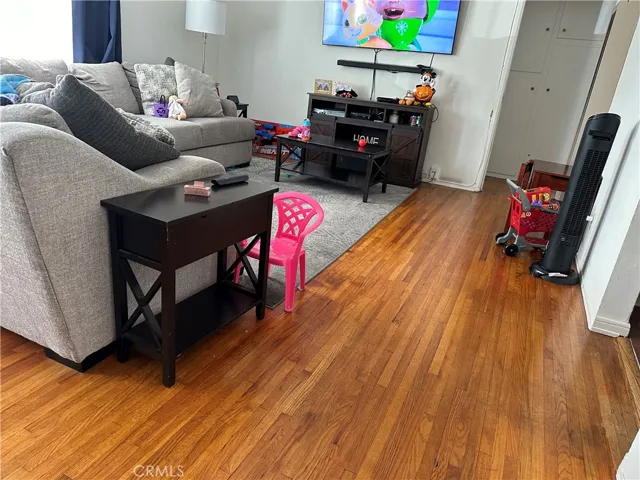 Middle Unit LVRM w/ Hardwood Floors
