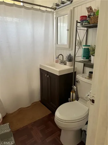 Middle Unit Bath
