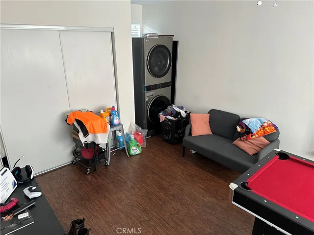Middle Unit Bonus Bdrm/Laundry
