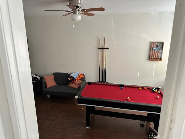Middle Unit Bonus Bdrm/Laundry