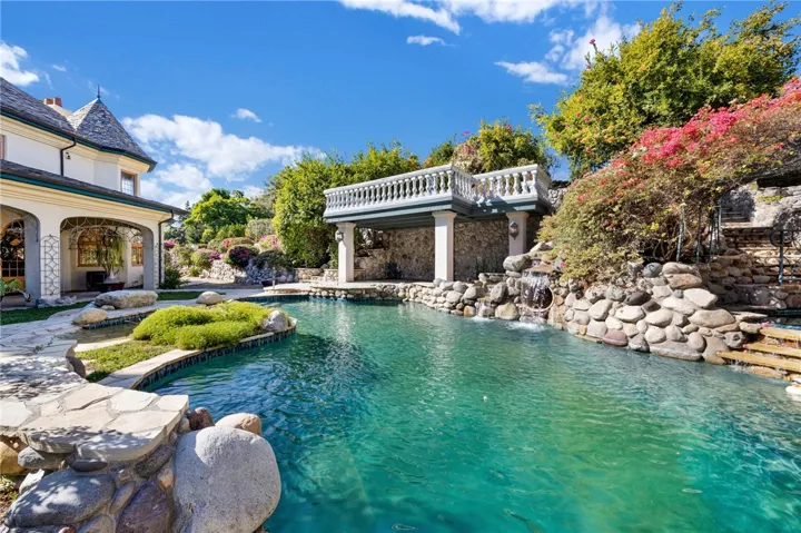 11030 Winnetka Avenue, Chatsworth, California 91311