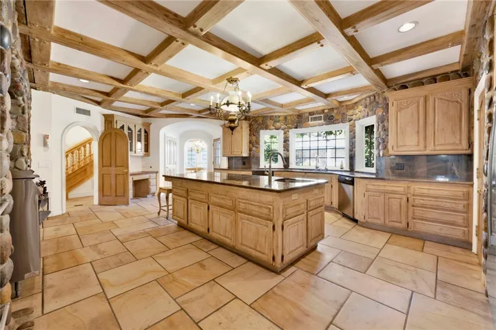 11030 Winnetka Avenue, Chatsworth, California 91311