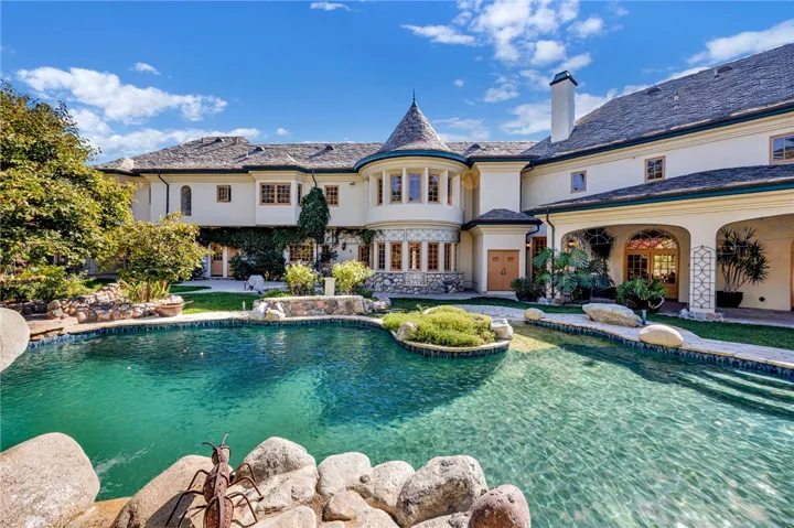 11030 Winnetka Avenue, Chatsworth, California 91311