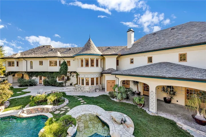 11030 Winnetka Avenue, Chatsworth, California 91311