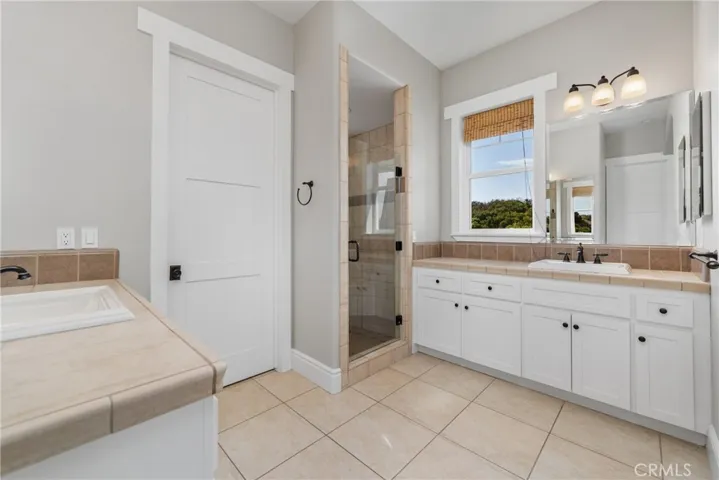 Casita-Main Bath