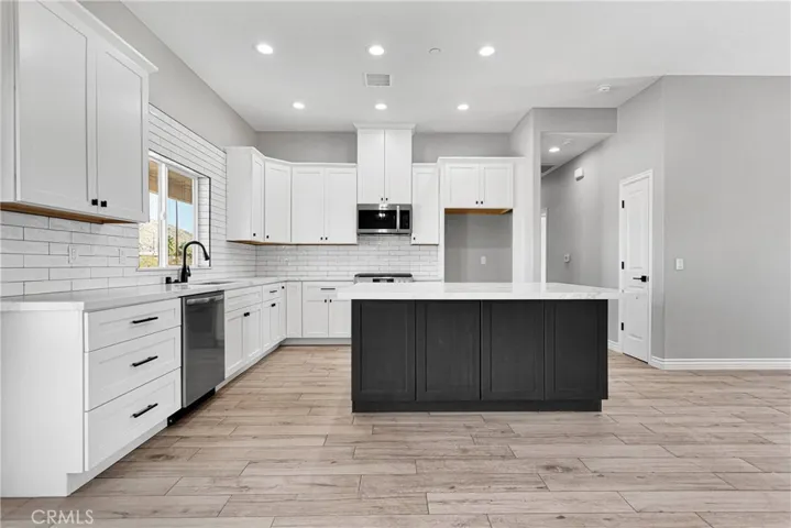 16052 Venango, Apple Valley, California 92307