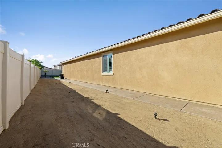 Large side yard with DG