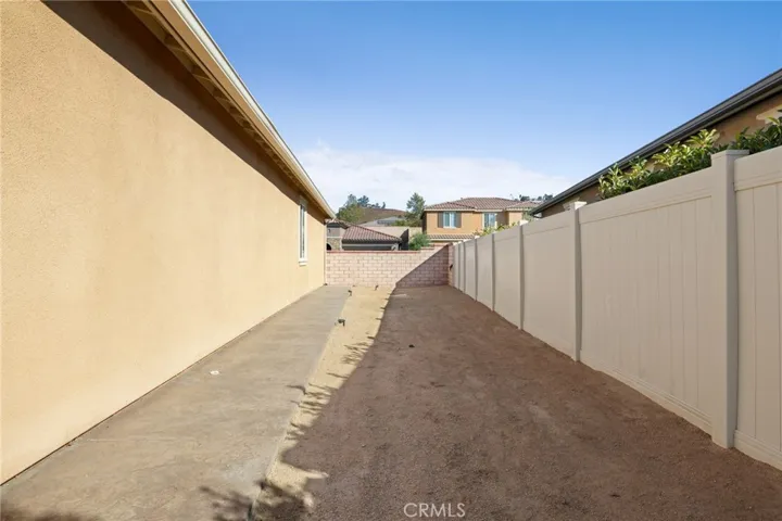 Large side yard with DG
