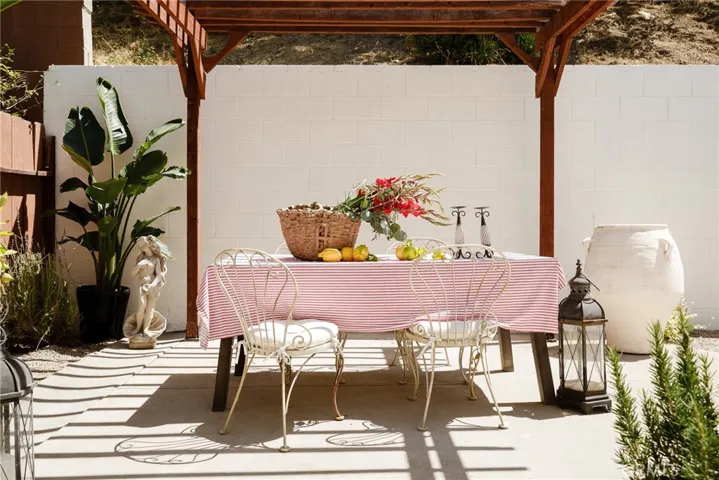718 Sunnyhill Drive, Los Angeles, California 90065