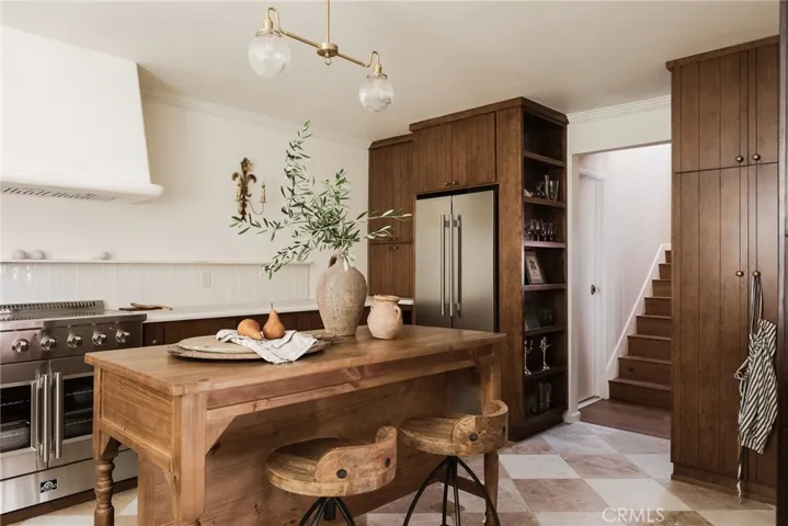 718 Sunnyhill Drive, Los Angeles, California 90065