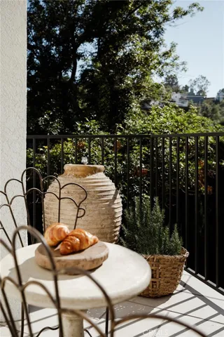 718 Sunnyhill Drive, Los Angeles, California 90065