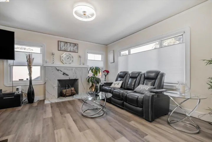 8017 Dowling St, Oakland, California 94605
