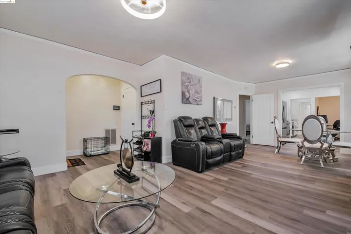 8017 Dowling St, Oakland, California 94605